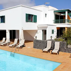 https://villa-leonard.in-canary-islands.com